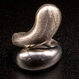 Lote siguiente: Anillo de Plata 950 Diseño Moderno