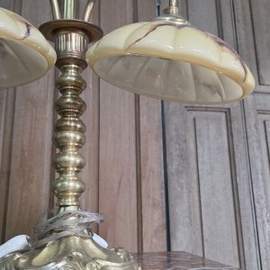 Lámpara de Bronce con Dos Luces y Pantallas - imagen 4