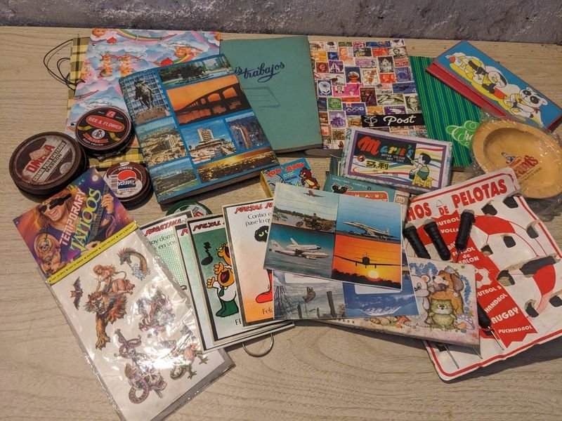 Lote siguiente: Colección de postales, libros y objetos variados