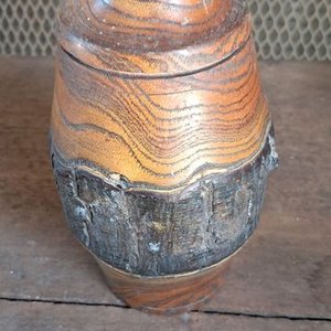 Lote siguiente: Recipiente de Madera con Tapa y Macetero de Barro Azul