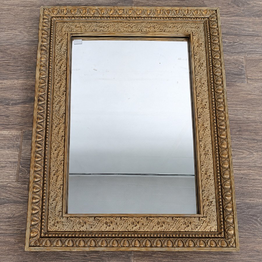 Espejo Rectangular con Marco Ornamentado en Relieve Dorado
