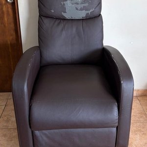 Poltrona Reclinable de Cuero Marrón con Base de Madera - imagen 6
