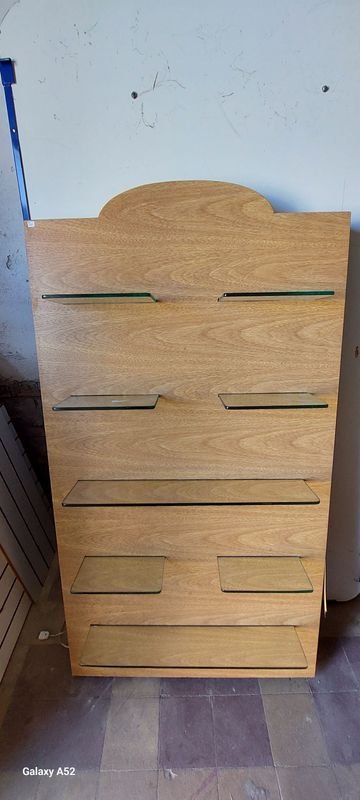 Excibidor con estantes de vidrio para decorar tu hogar - imagen 5