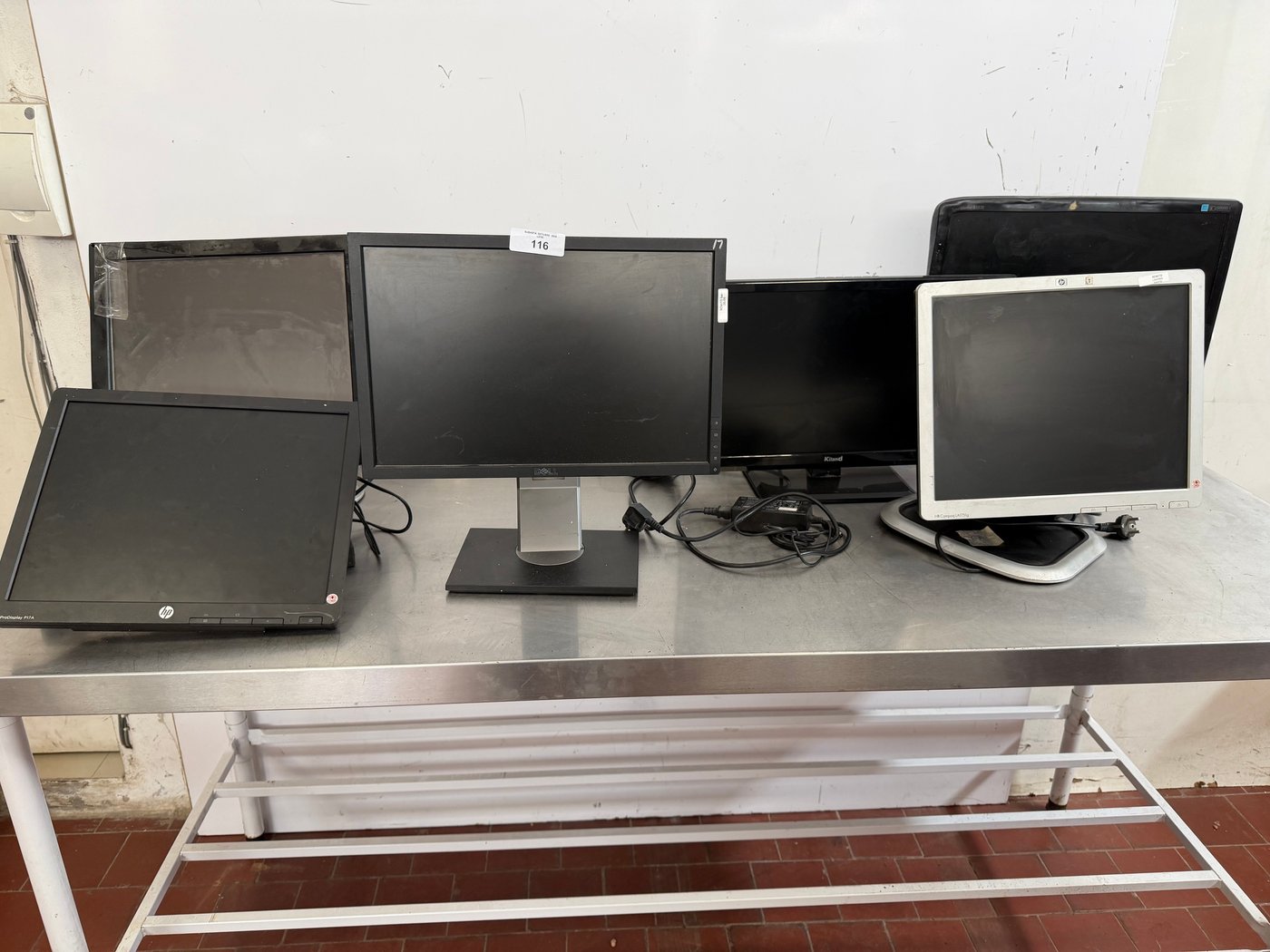 Seis Monitores de Computadora (Dos con Averías)