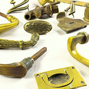 Lote de Piezas de Bronce: Pestillos, Canilla y Números Decorativos - imagen 3