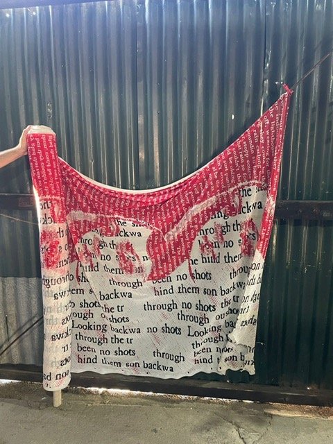 Lote siguiente: Rollo de tela con diseño colorido y tabla de planchar