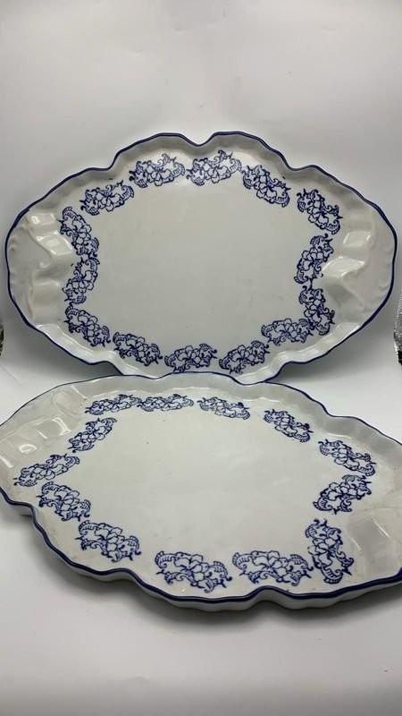 Porcelana antigua con patrón floral y bordes escamados - imagen 1