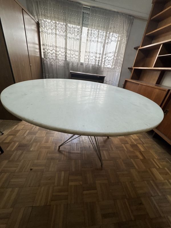 Lote anterior: Mesa de comedor de la década de los 60 con base de metal y tapa de mármol