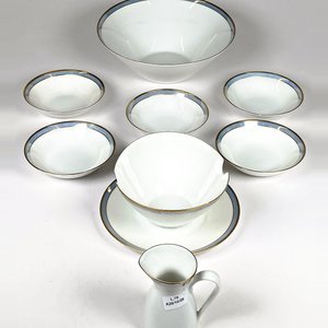Lote siguiente: Ocho Piezas de Porcelana Rosenthal: Centro, Platillos y Salsera con Detalle Dorado