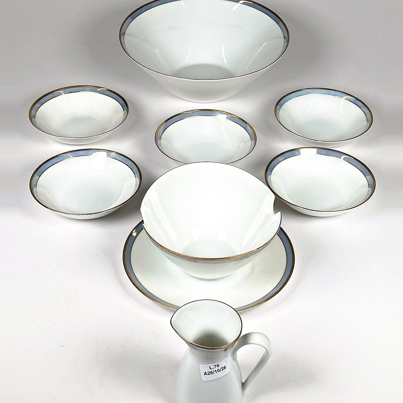 Ocho Piezas de Porcelana Rosenthal: Centro, Platillos y Salsera con Detalle Dorado