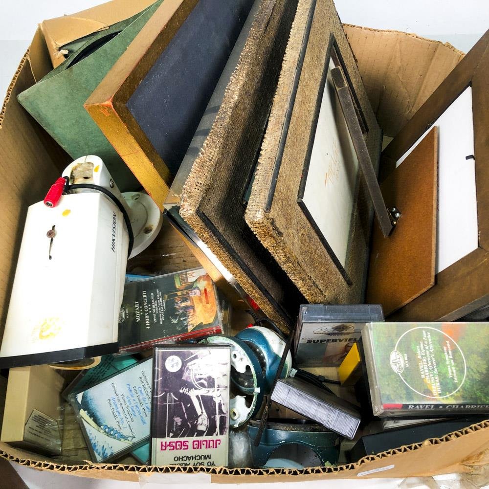 Lote de Portaretratos, Discos de Vinilo, Cassettes, Cámara y Caja de Madera