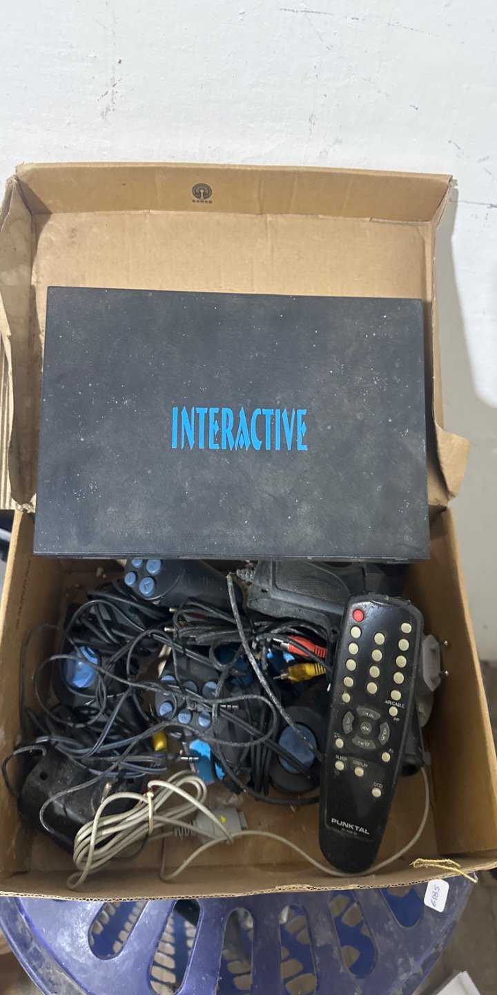 Consola de Videojuegos Interactiva con Controles y Cables