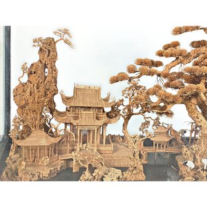 Talla en Corcho: Paisaje Chinoiserie con Base de Madera y Vitrina - imagen 5