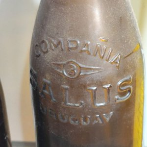Dos Botellas de Vidrio Marrón "Salus" Uruguay - imagen 5