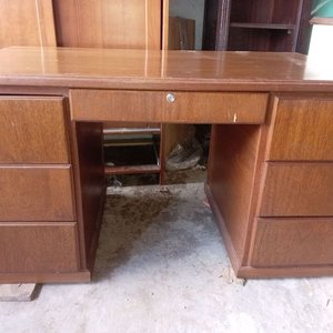 Escritorio de madera marrón con cajones - imagen 1