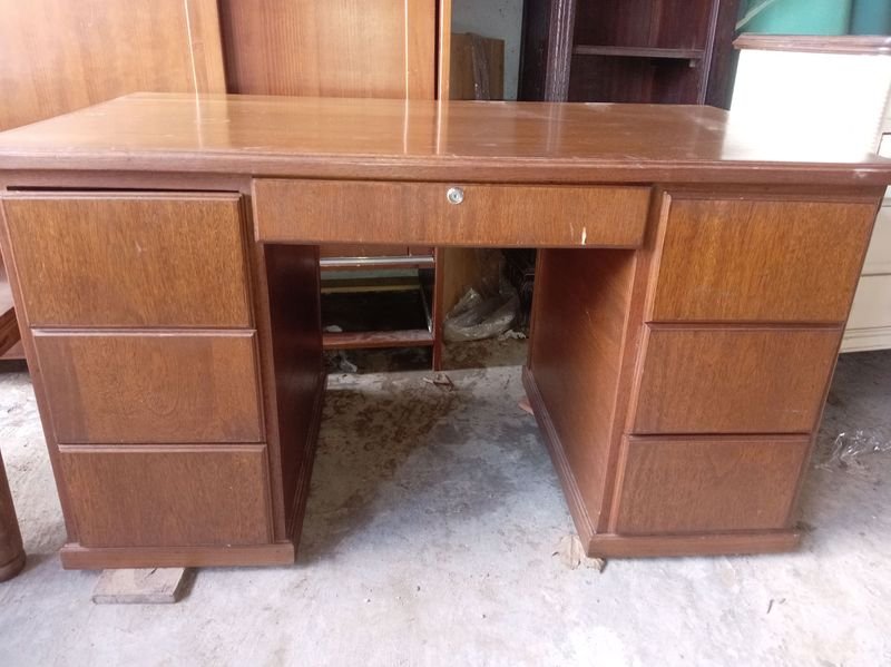Escritorio de madera marrón con cajones
