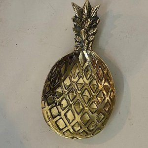 Cuchara Decorativa de Bronce con Diseño de Piña - imagen 1