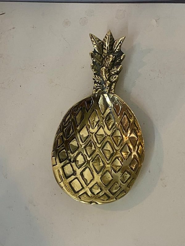 Cuchara Decorativa de Bronce con Diseño de Piña