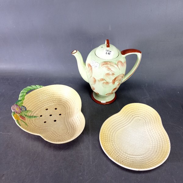 Conjunto de Porcelana Inglesa: Tetera y Dos Platos Decorativos - imagen 1