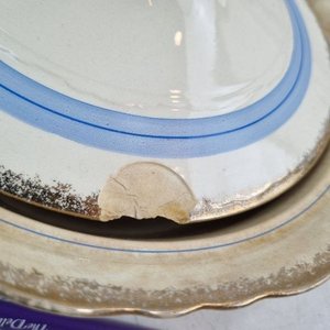 L 068 - 10 Piezas - Importante surtido de piezas de vajilla antigua de diversas firmas europeas, destacando tazas y bandejas de servicio (Con detalles y averias) - imagen 4