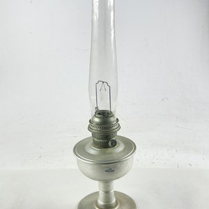 Lote anterior: Lámpara de mesa antigua con depósito de metal y tubo de vidrio