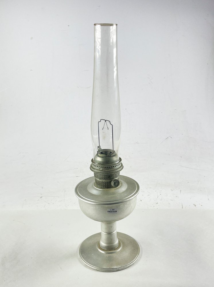 Lámpara de mesa antigua con depósito de metal y tubo de vidrio