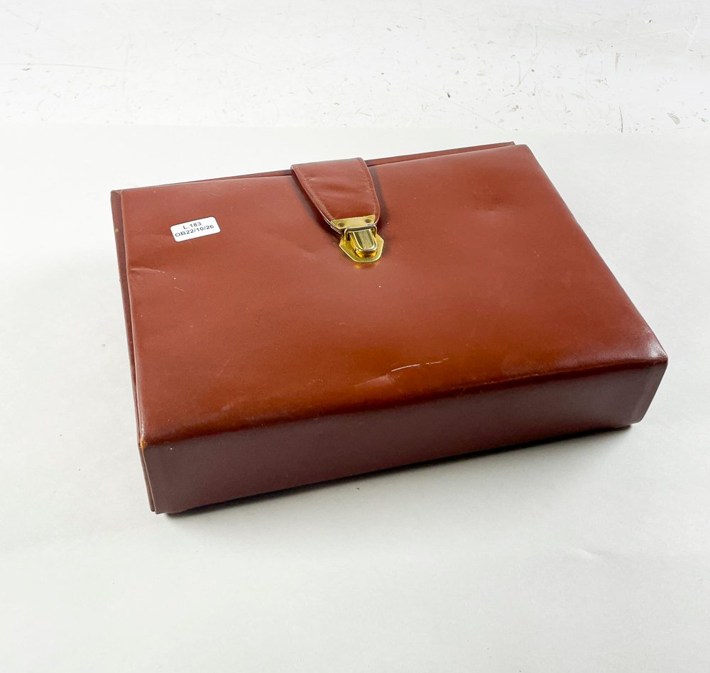 Neceser de Viaje Marrón con Accesorios