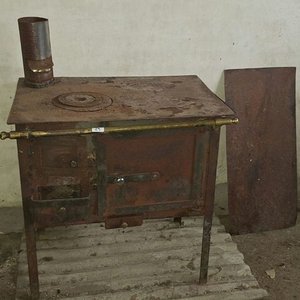 Cocina a Leña Antigua de Hierro con Perchero de Bronce - imagen 1