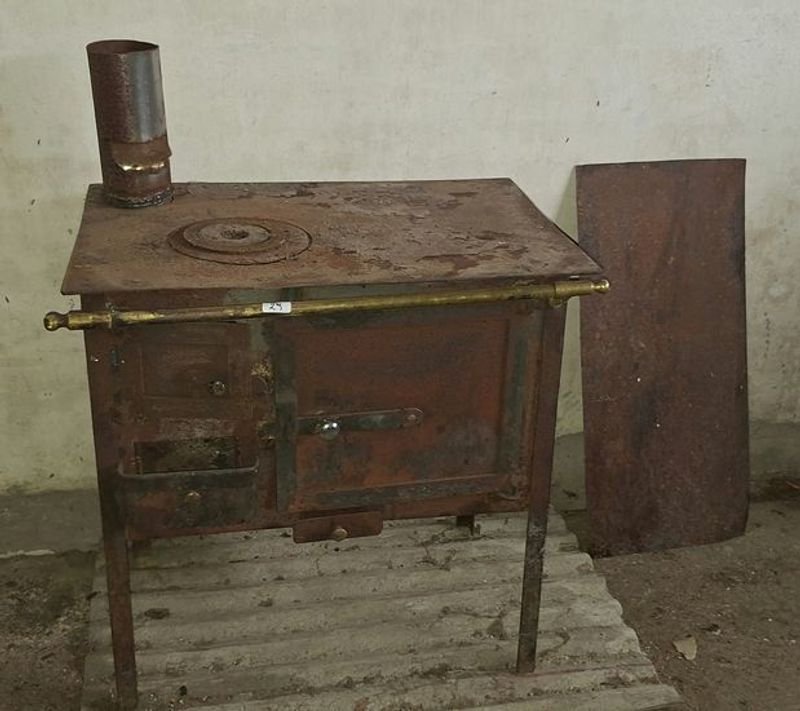 Cocina a Leña Antigua de Hierro con Perchero de Bronce