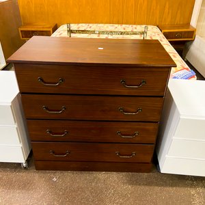 Lote siguiente: Cajonera de madera oscura con 4 cajones