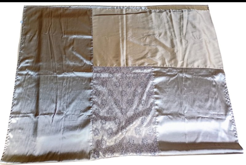 Lote siguiente: Mantel de mesa para fiesta de satén, diseño patchwork y acabado brillante