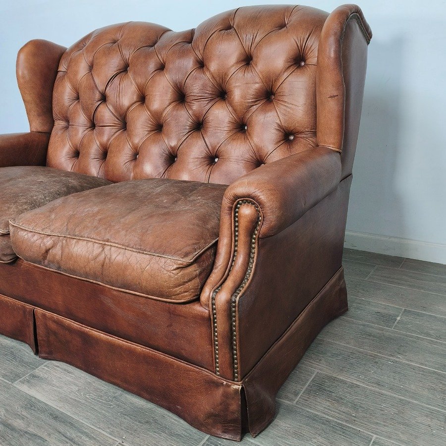 Sillón de cuero natural con respaldo capitoneado y almohadones desgastados - imagen 5