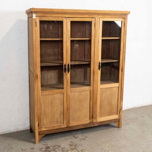 Lote siguiente: Biblioteca Rústica de Pino con Tres Puertas Vidriadas