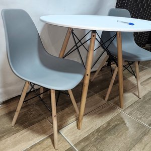Juego Desayunador Estilo Eames: Mesa Redonda Blanca con 2 Sillas Grises - imagen 4