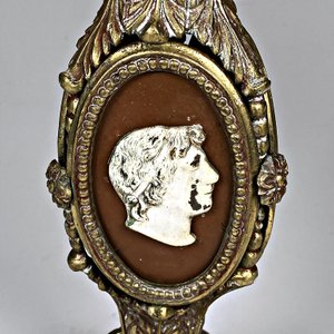Lámpara de Bronce con Fanal y Placas de Personajes en Metal - imagen 4