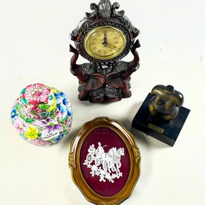 Lote de 4 piezas decorativas: reloj, potiche, cuadro y figura - imagen 2