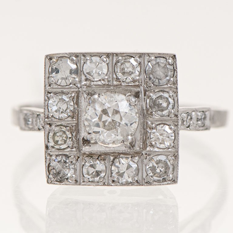 Lote siguiente: Anillo de platino con brillantes