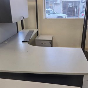 Escritorio en L Gris con Estantes y Cajonera Separada - imagen 3