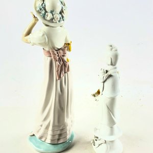 Figuras de Porcelana Nao y Blanc de Chine: Dama con Sombrero y Figura Oriental - imagen 5