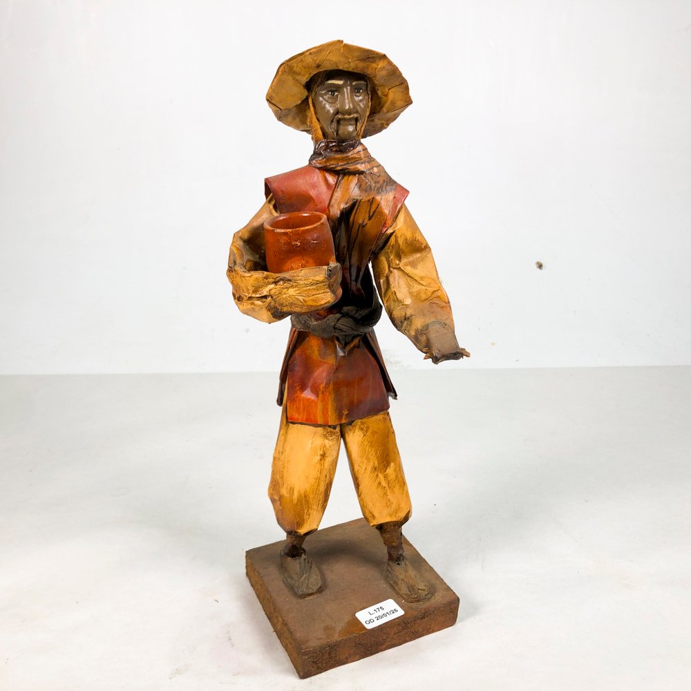 Lote siguiente: Figura de papel en estilo artesanal