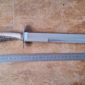 Cuchillo de Colección con Mango de Cuerno y Detalles Metálicos - imagen 2