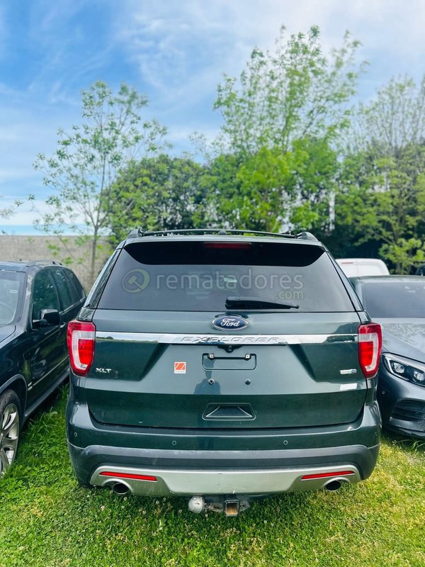 Ford Explorer XLT SUV Verde Oscuro - imagen 1