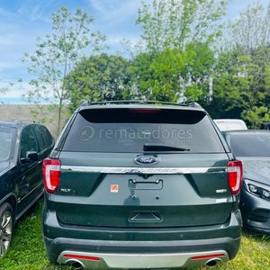 Lote siguiente: Ford Explorer XLT SUV Verde Oscuro