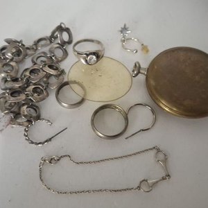Lote de Joyería y Relojería: Anillos, Cadena, Reloj de Bolsillo y Más - imagen 3
