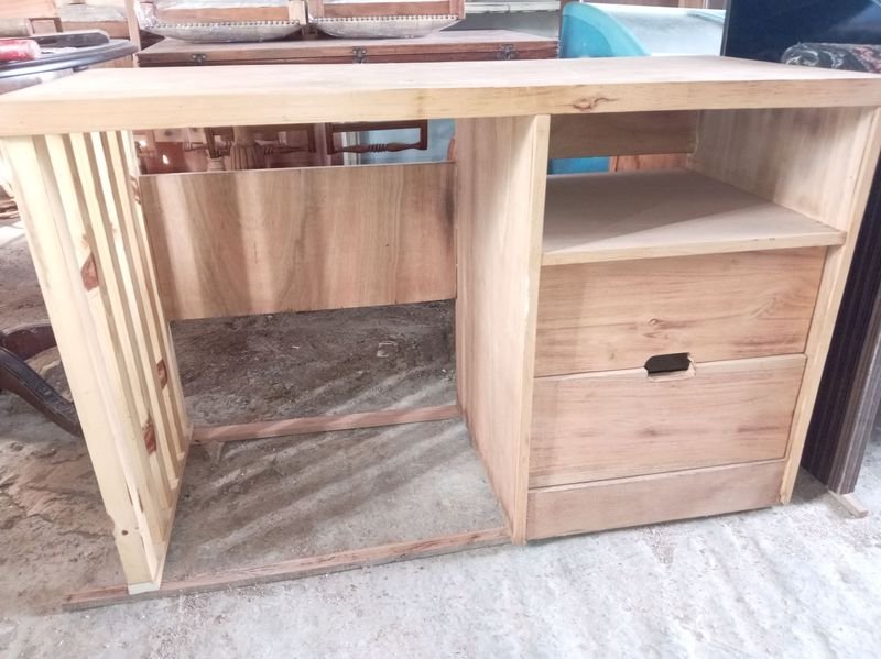 Escritorio Moderno de Madera Maciza Hecho a Mano