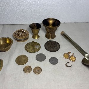 Lote de Piezas y Accesorios de Bronce y Latón: Monedas, Medallas y Más - imagen 13