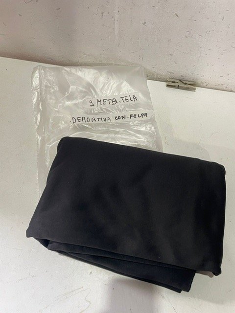 Lote anterior: Corte de tela con bolsa plástica y textos manuscritos