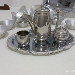 Lote de 30 Piezas Metálicas: Bandejas, Cafetera, Azucarera, Compoteras y Cucharitas Decoradas - imagen 4