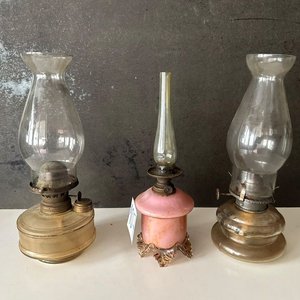 Lote siguiente: 3 Faroles a Queroseno con Tubos de Vidrio