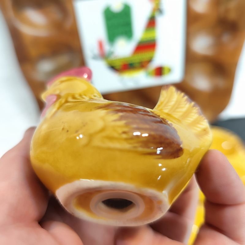 Porta-huevos de cerámica con forma de gallina - imagen 3